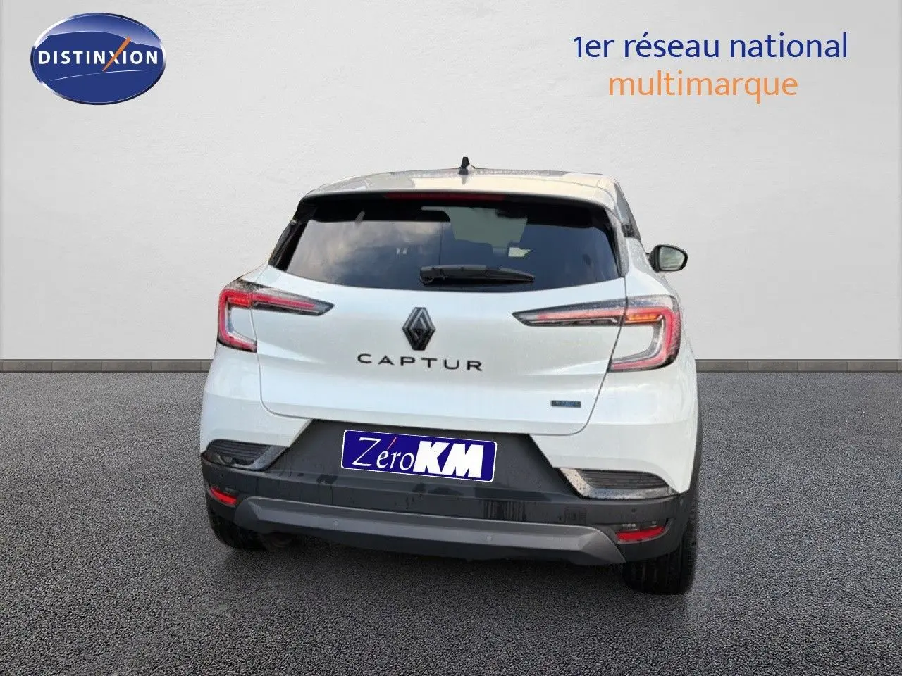 Vue arrière d'un Renault Captur blanc nacré avec toit gris, modèle hybride 2025, sur fond neutre.