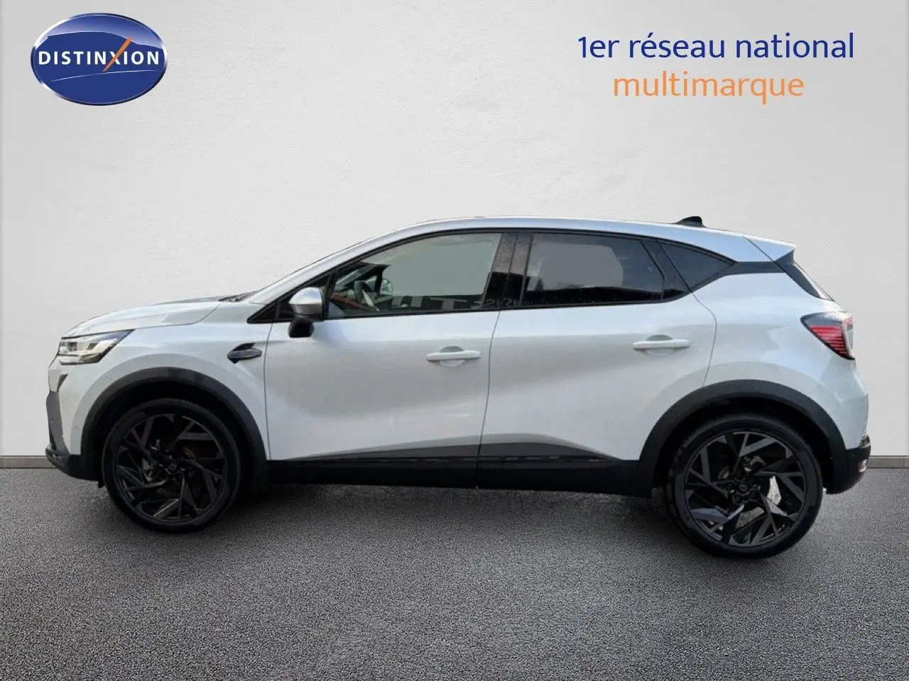 Profil droit du Renault Captur blanc nacré avec toit gris, jantes noires et lignes modernes distinctives.