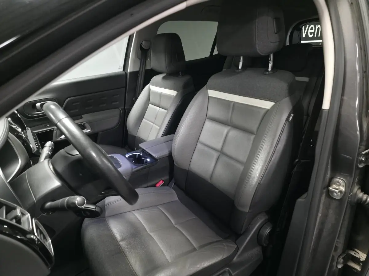 Vue intérieure côté conducteur du Citroën C5 Aircross 2019, sièges cuir grainé gris avec volant cuir noir.