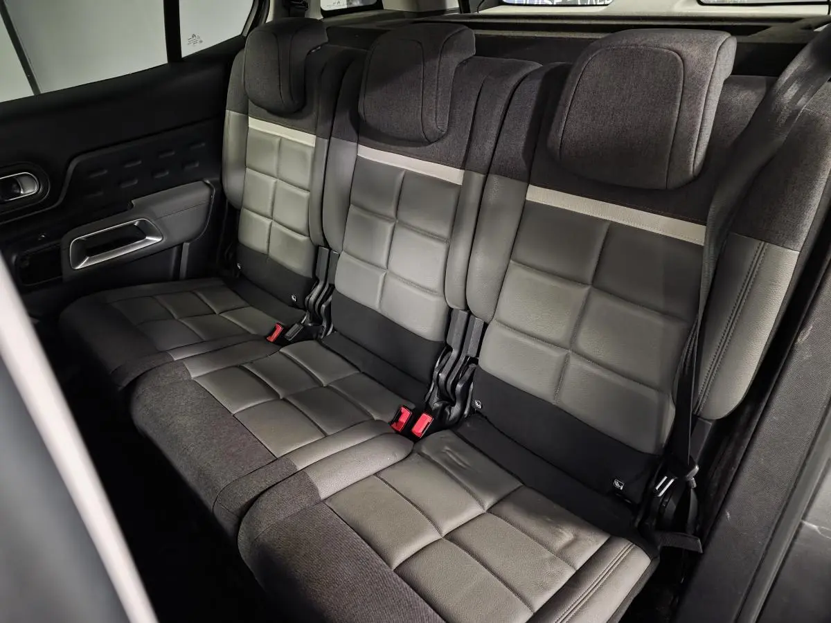 Vue intérieure du siège arrière trois places en cuir grainé gris et tissu gris du Citroën C5 Aircross 2019.