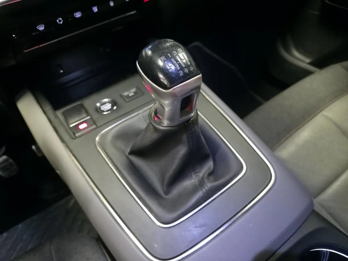 Le levier de vitesse manuel en cuir noir du Citroën C5 Aircross 2019, vue rapprochée de la console centrale.