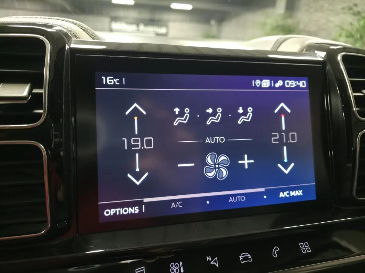 Écran tactile central du tableau de bord du Citroën C5 Aircross gris, affichant la climatisation automatique bi-zone.