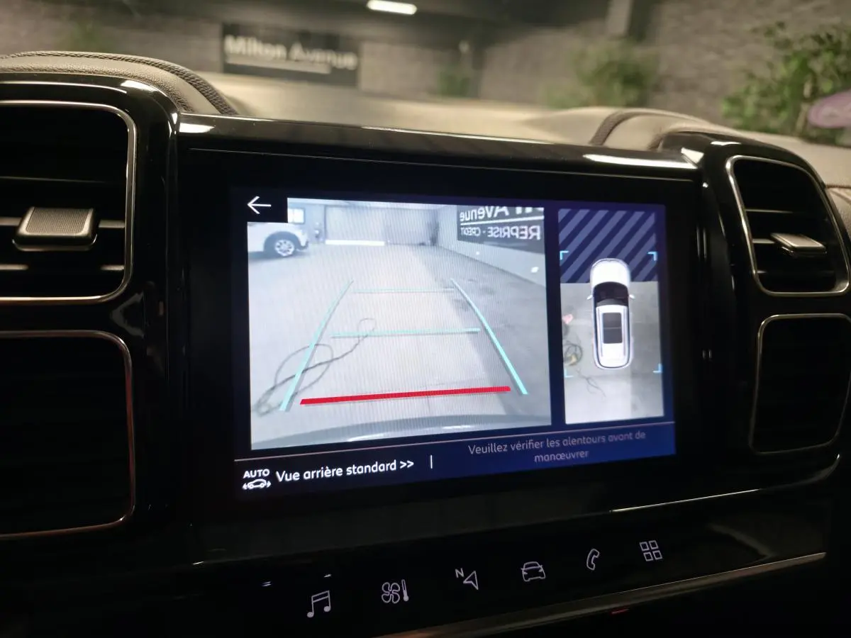 Écran central du tableau de bord affichant la caméra de recul et la vue 360° du Citroën C5 Aircross gris