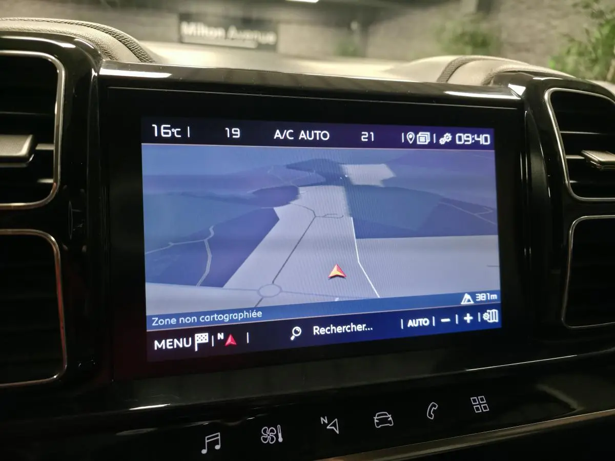 Écran tactile central du tableau de bord du Citroën C5 Aircross 2019 affichant la navigation GPS.