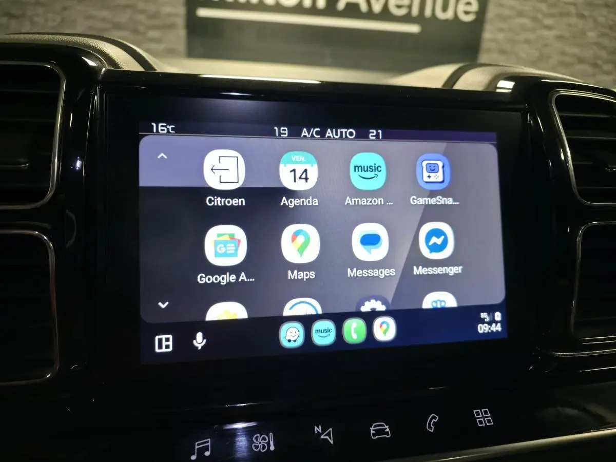 Écran tactile central du Citroën C5 Aircross 2019 montrant l'interface multimédia avec applications connectées.