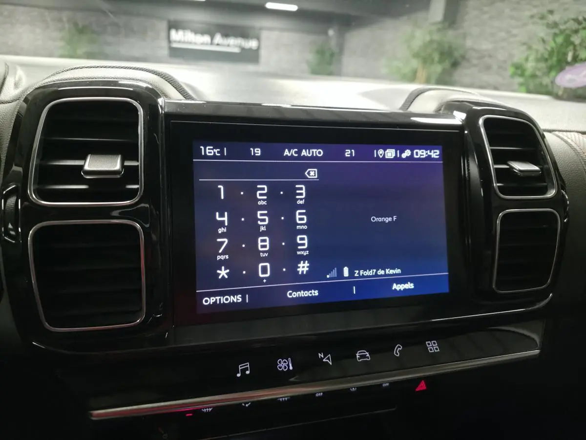 Écran tactile central du tableau de bord du Citroën C5 Aircross gris, affichant le clavier téléphonique et commandes multimédia.