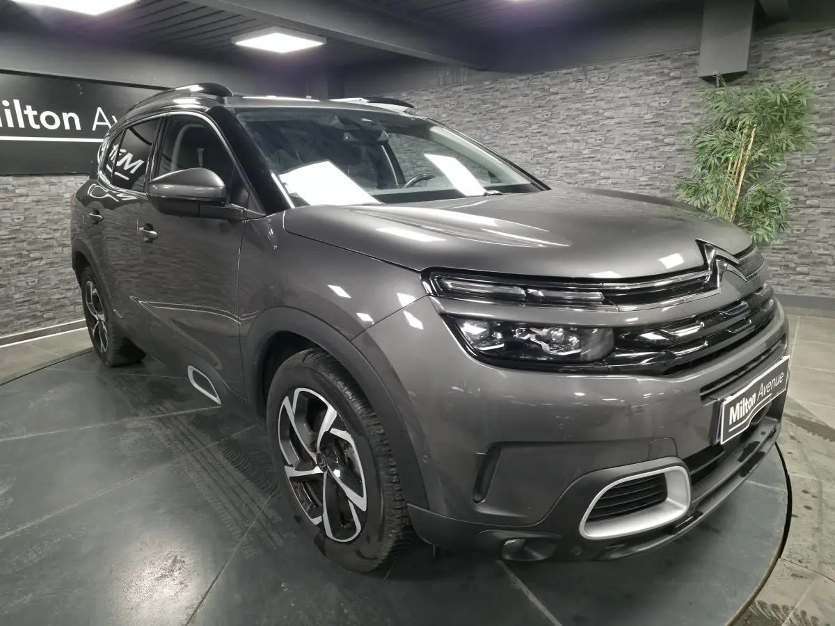 Citroën C5 Aircross gris métallisé en 3/4 avant droit avec calandre noire brillante et jantes alliage 18 pouces.