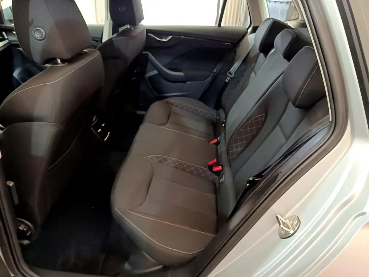 Vue intérieure côté droit sur la banquette arrière noire du Skoda Kamiq gris clair 2022 avec détails de couture apparents.