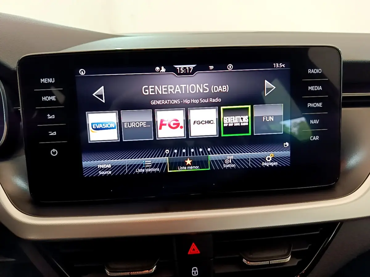 Écran tactile central du tableau de bord du Skoda Kamiq 2022 affichant les stations radio numériques en mode DAB