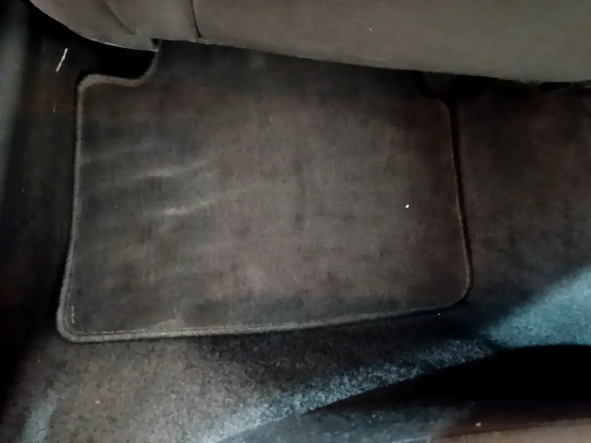 Tapis de sol noir côté passager arrière dans l'habitacle d'un Skoda Kamiq gris clair 2022.