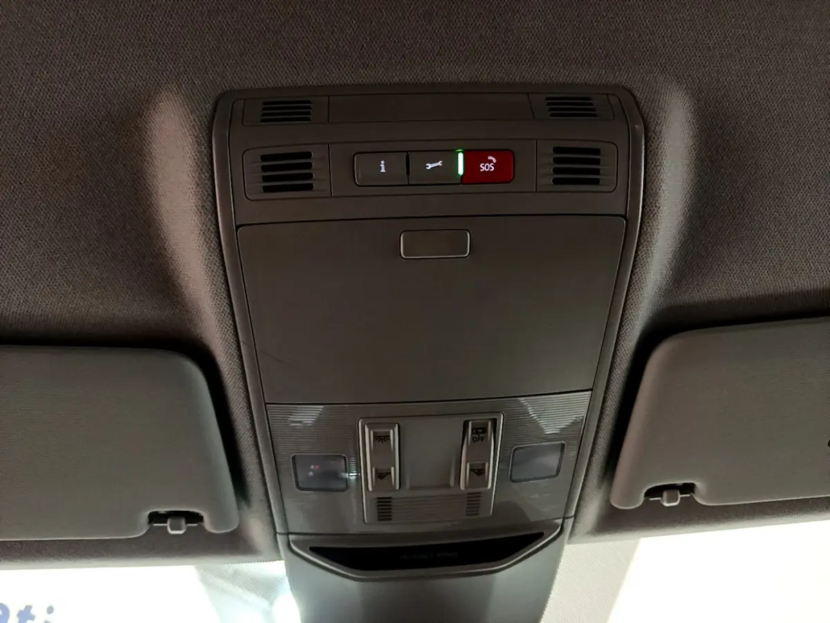 Vue en contre-plongée du panneau de commande au plafond avec bouton SOS dans un Skoda Kamiq gris clair 2022
