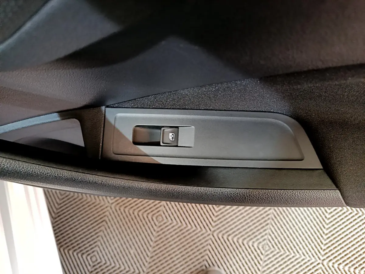 Bouton de commande de lève-vitre noir sur la porte intérieure côté conducteur du Skoda Kamiq gris clair 2022.