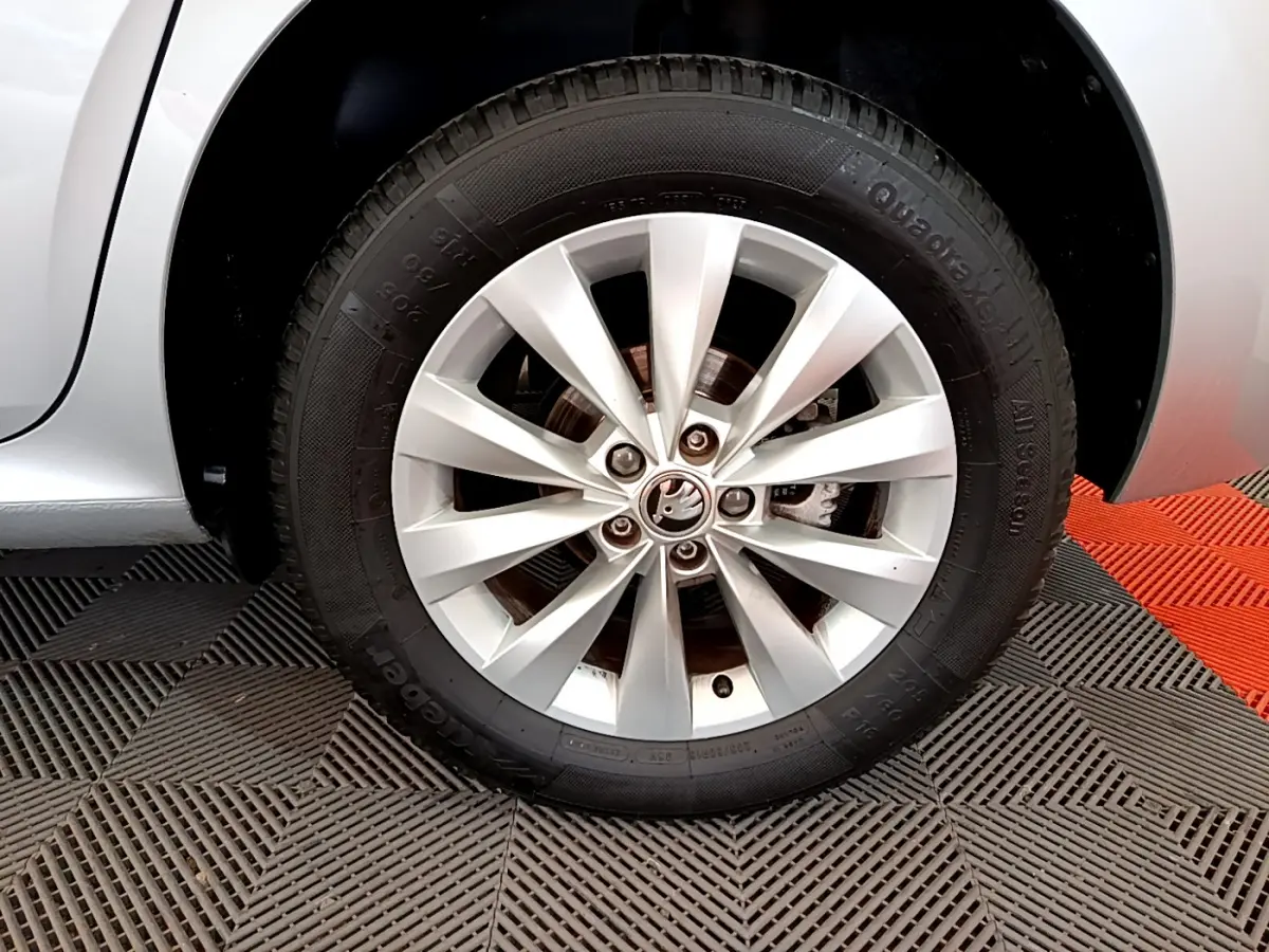 Gros plan sur la roue avant gauche gris clair du Skoda Kamiq 2022 avec jante alliage à 10 branches fines