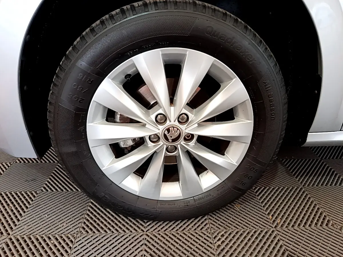 Gros plan sur la jante alliage argentée et pneu noir du côté avant droit d'un Skoda Kamiq gris clair 2022.