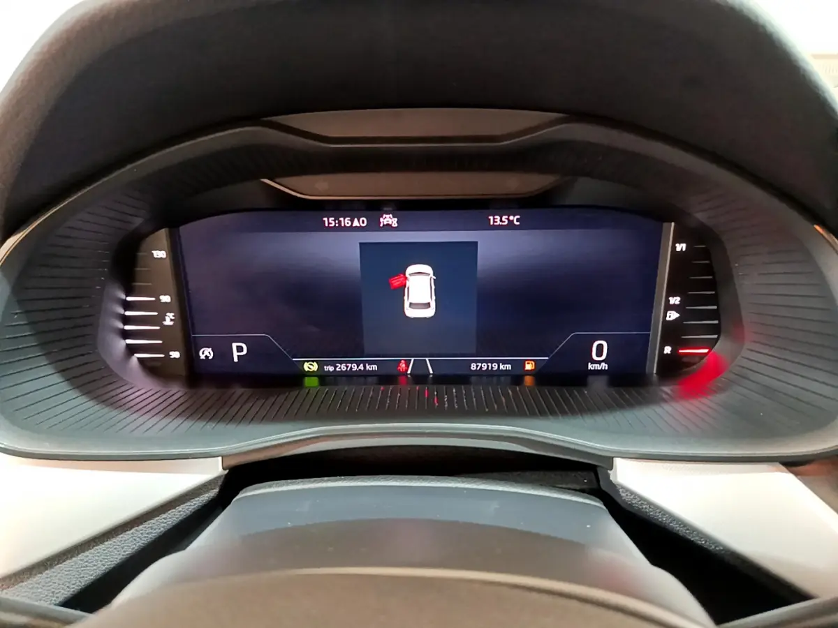 Affichage numérique du tableau de bord du Skoda Kamiq 2022, montrant la vitesse à 0 km/h et température extérieure 13,5°C.
