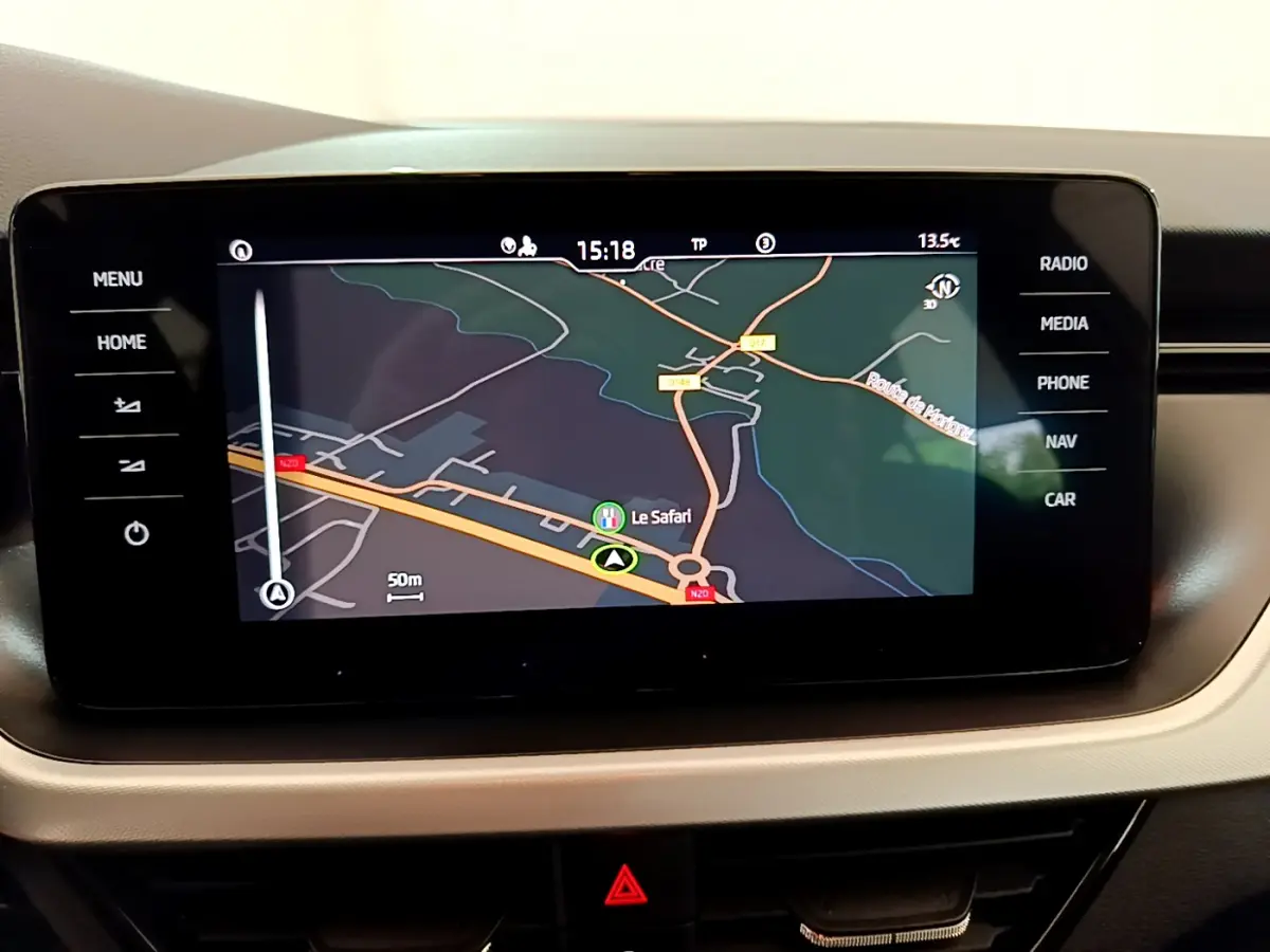 Écran tactile central du tableau de bord du Skoda Kamiq gris clair 2022 affichant la navigation GPS en 3D.