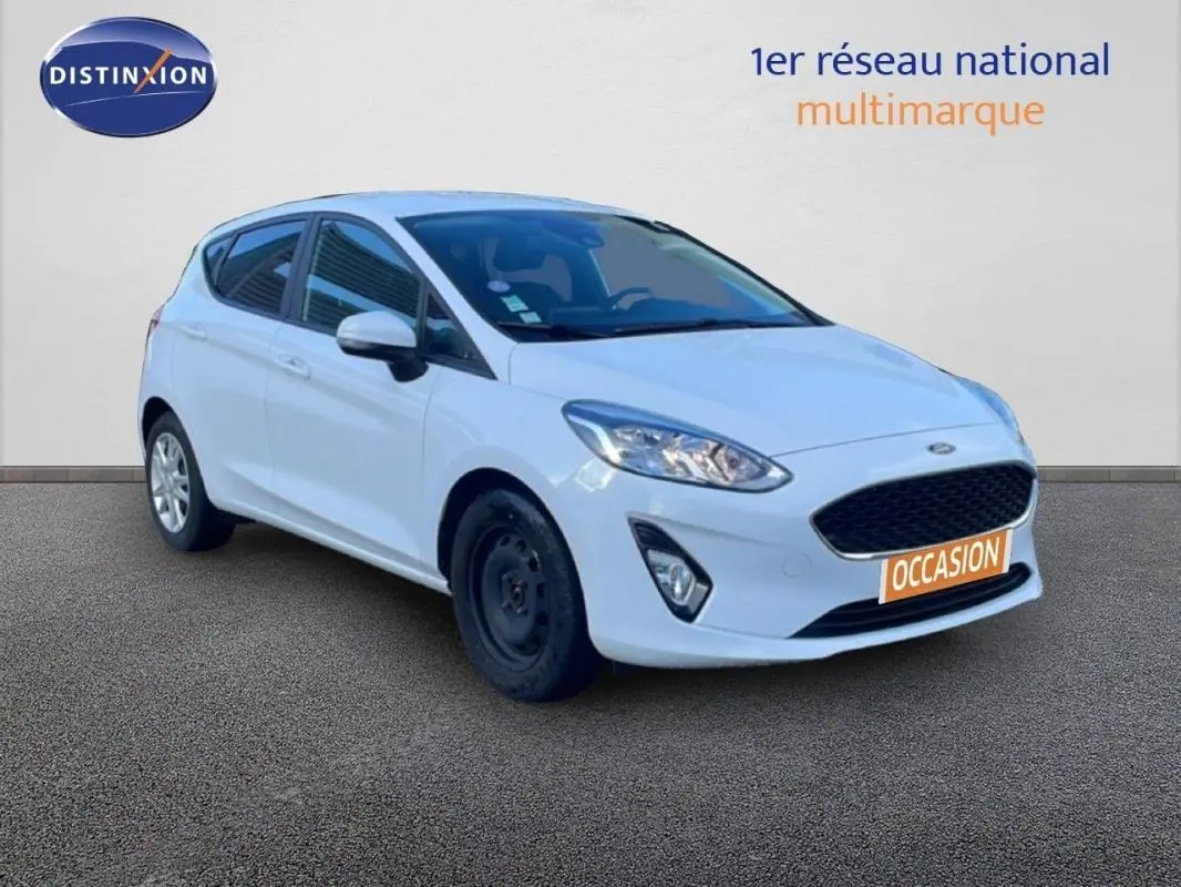 Ford Fiesta blanche vue en 3/4 avant droit, avec jante acier avant et jantes classiques arrière.