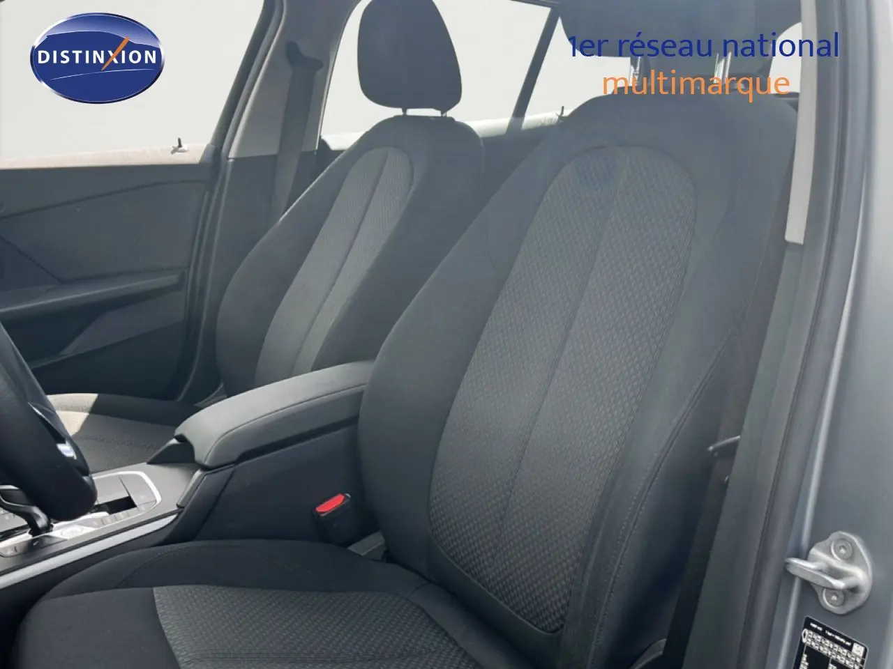 Vue intérieure côté gauche des sièges avant en tissu gris foncé d'une BMW Série 1 116i 2022 couleur Frozen Pure Grey.