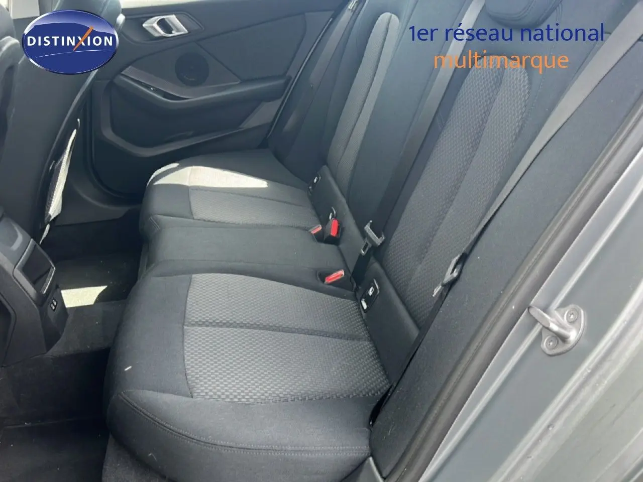 Vue intérieure côté droit des sièges arrière en tissu gris foncé d’une BMW Série 1 116i 2022.