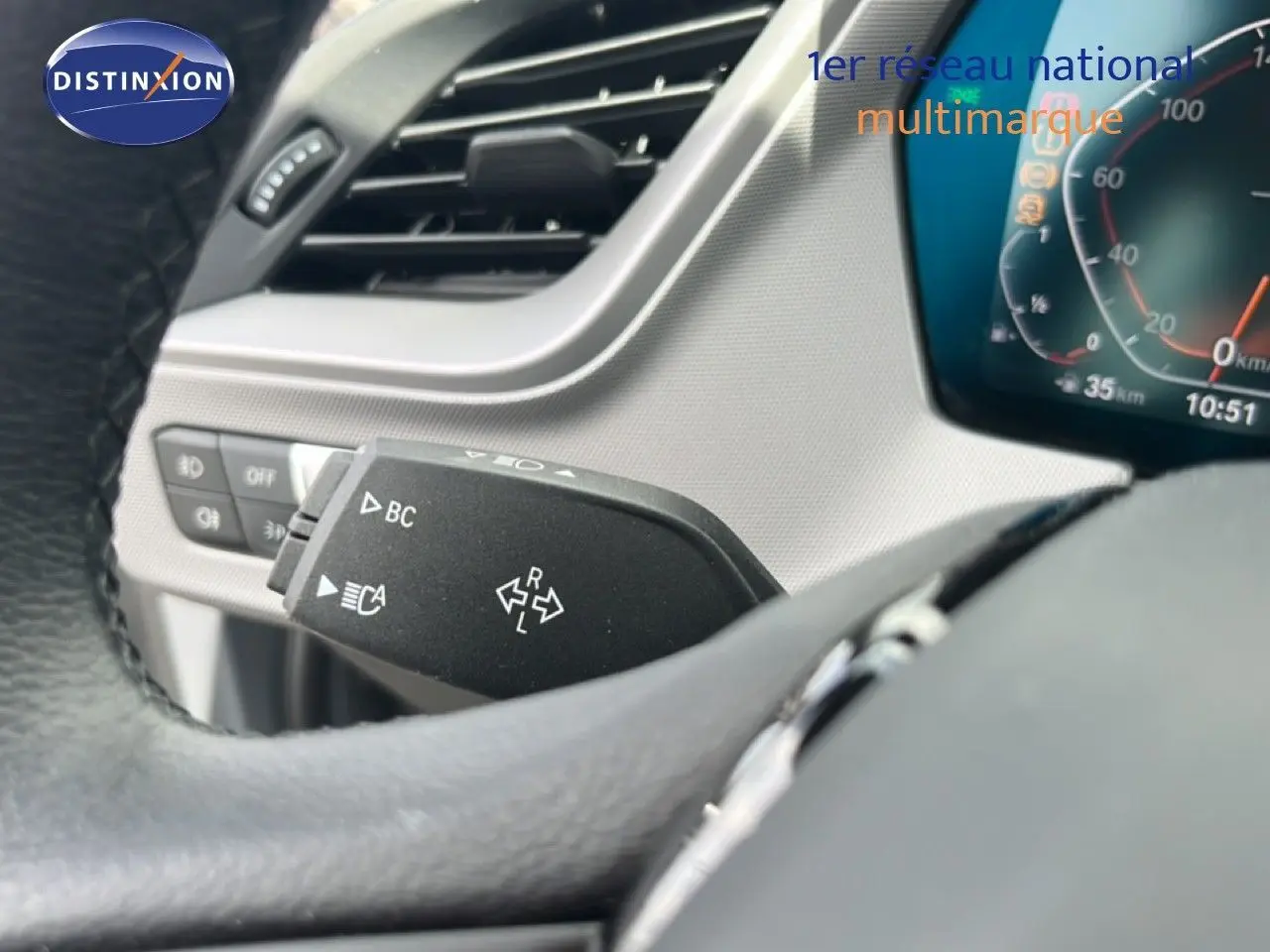 Vue intérieure du tableau de bord de la BMW Série 1 116i 2022 avec écran multimédia affichant la navigation.