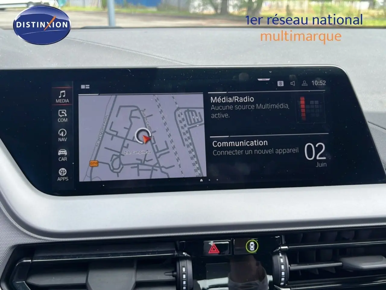 Écran central tactile de la BMW Série 1 116i 2022, affichant les applications connectées dans un intérieur gris noir.