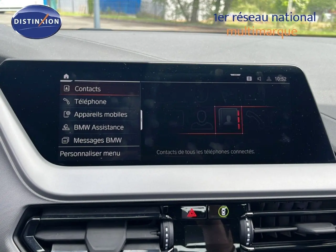 Gros plan sur le volant cuir noir de la BMW Série 1 116i 2022, montrant les commandes de régulateur de vitesse à gauche.