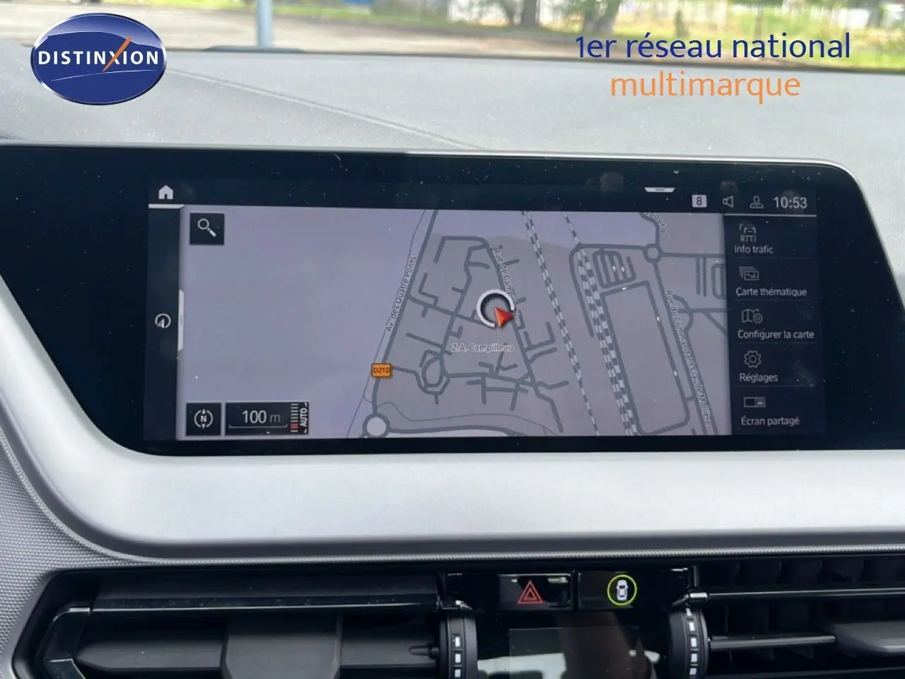 Gros plan sur le volant en cuir noir de la BMW Série 1 116i 2022, avec commandes intégrées et tableau de bord gris.