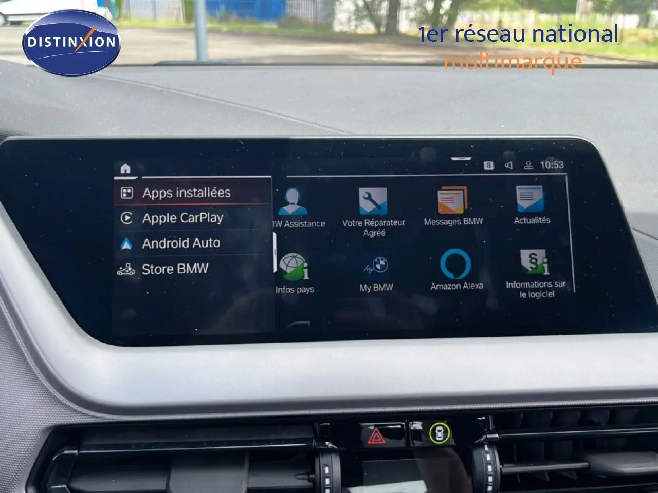 Gros plan sur le commodo gauche du volant d’une BMW Série 1 116i 2022 en Frozen Pure Grey, intérieur gris noir.