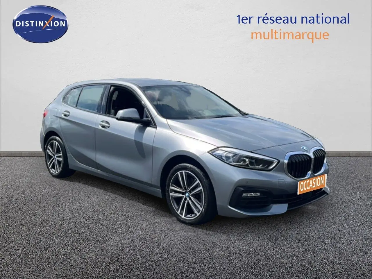 BMW Série 1 116i gris Frozen Pure Grey vue 3/4 avant droit, avec jantes alliage et calandre distinctive.