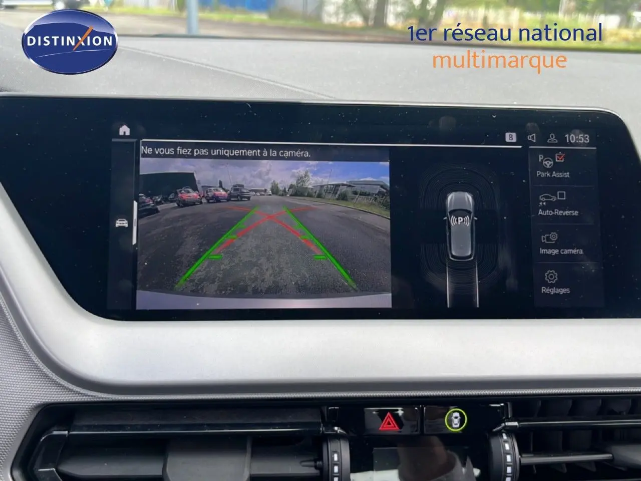 Gros plan sur le tableau de bord numérique d'une BMW Série 1 116i 2022, affichant la vitesse et la navigation.