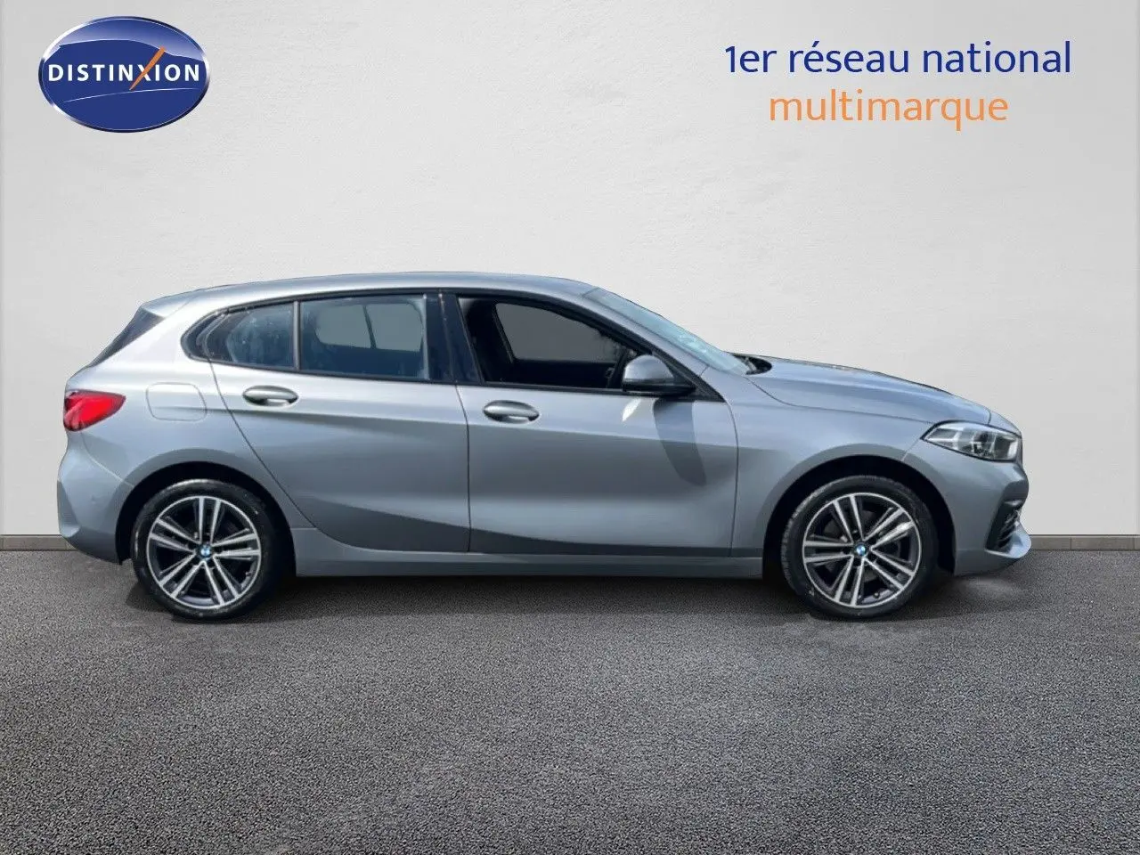 Profil droit d'une BMW Série 1 116i 2022 en gris Frozen Pure, avec jantes alliage et lignes épurées.