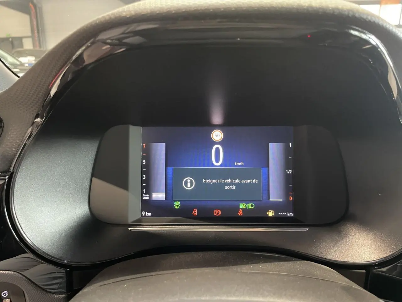 Combiné d'instrumentation numérique 7 pouces de l'Opel Corsa 2026 affichant un message d'arrêt véhicule.