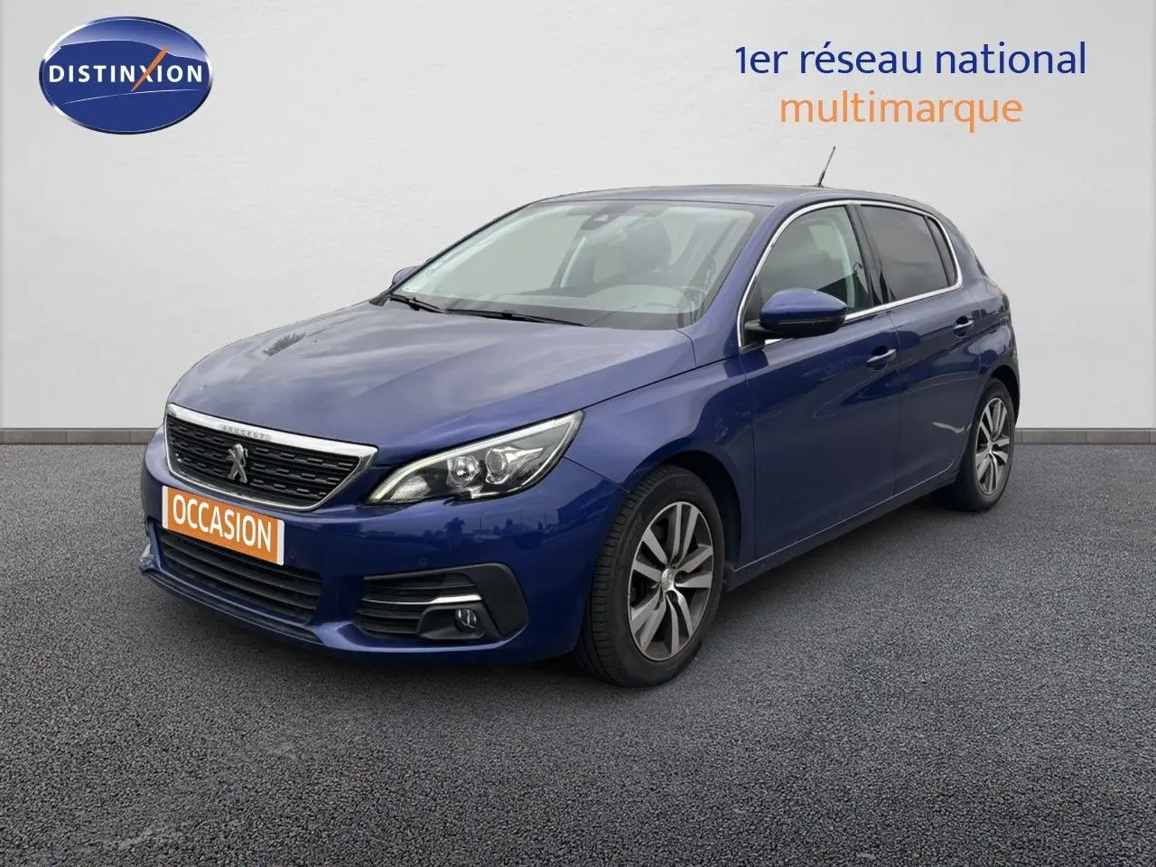 Peugeot 308 bleu Magnetic vue 3/4 avant droit, mettant en valeur ses phares et jantes alliage.