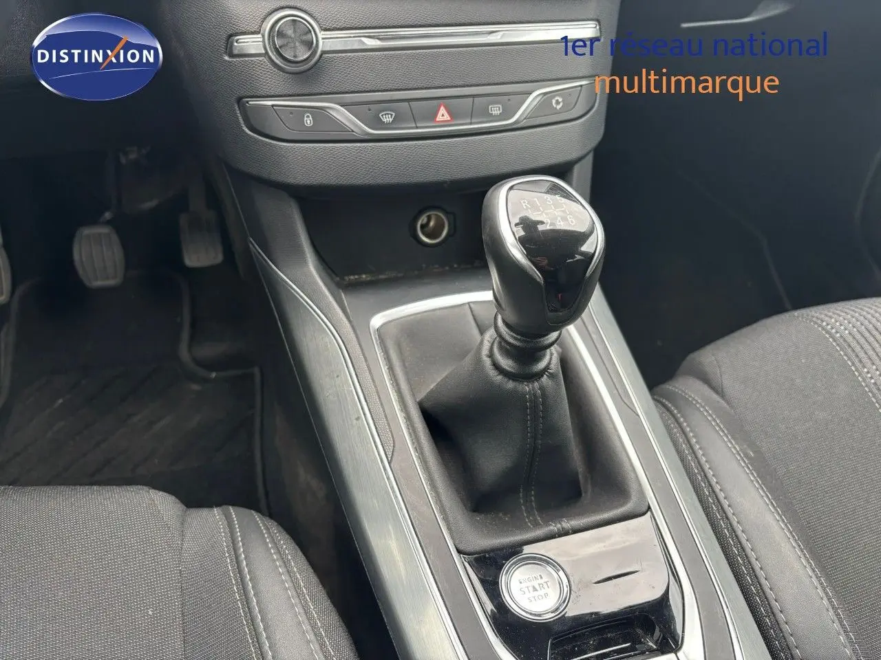Gros plan sur la console centrale et levier de vitesse manuelle d'une Peugeot 308 2020, intérieur noir.