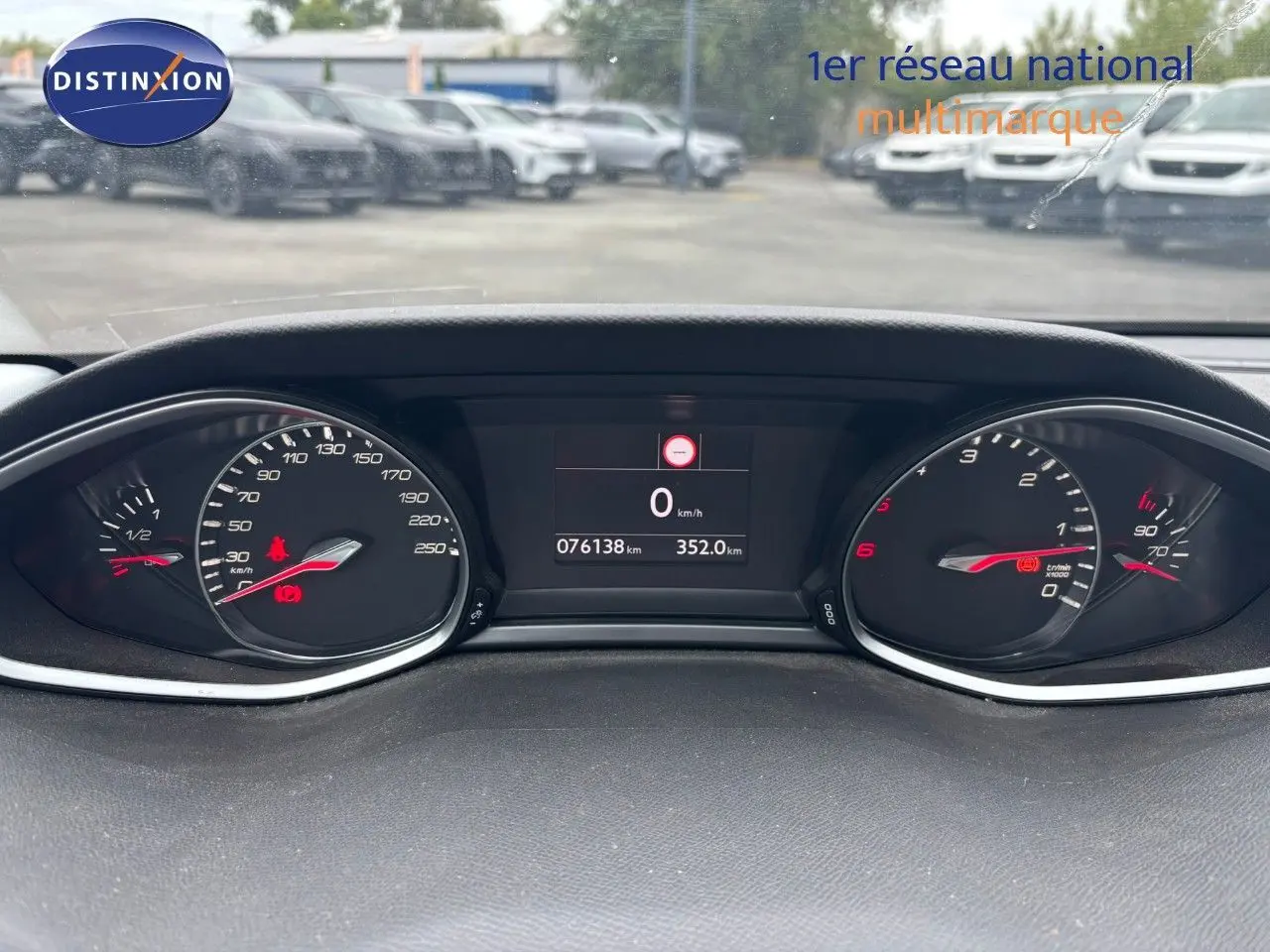 Tableau de bord de Peugeot 308 2020 avec compteur numérique et compte-tours, affichage kilométrique visible.