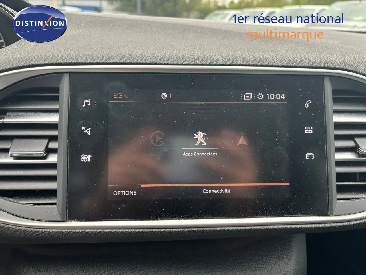 Écran tactile central du tableau de bord de la Peugeot 308 1.5 BlueHDI 130 Allure affichant les apps connectées.