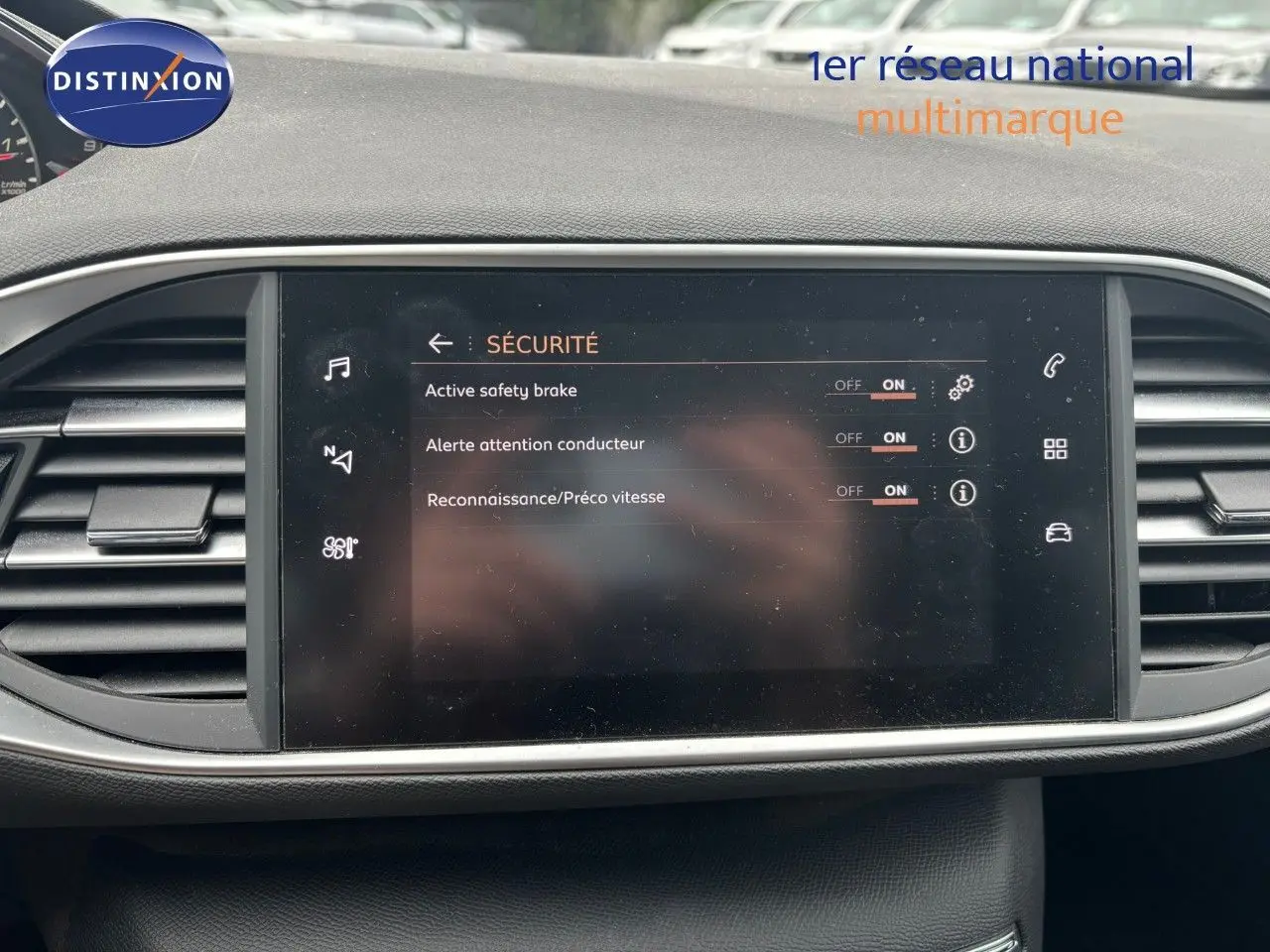 Écran tactile central affichant les options de sécurité dans l'habitacle d'une Peugeot 308 Bleu Magnetic de 2020.