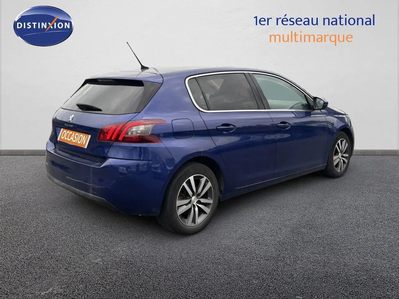 Peugeot 308 Bleu Magnetic vue 3/4 arrière côté gauche, avec feux arrière distinctifs et jantes alliage.