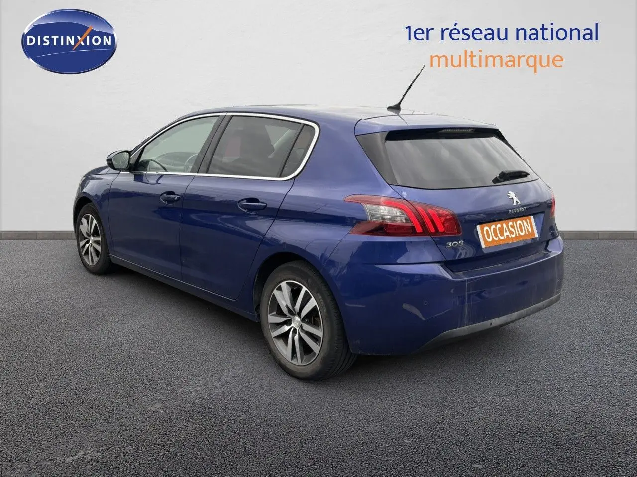 Peugeot 308 Bleu Magnetic vue 3/4 arrière côté gauche, avec feux arrière distinctifs et jantes alliage.