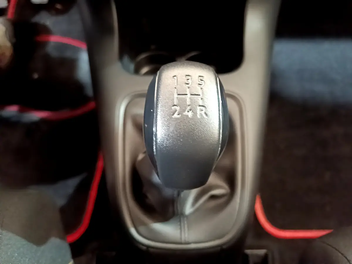 Le levier de vitesses manuel gris de la Citroën C3 PureTech 68 BVM Live, vue de dessus centrée.