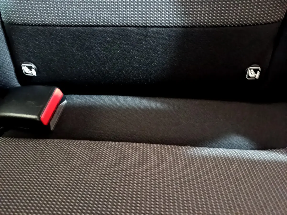 Détail de la banquette arrière noire de la Citroën C3 avec attaches Isofix et boucle de ceinture visible.