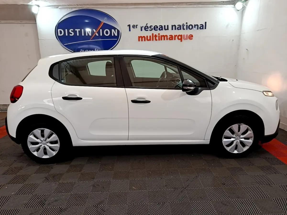 Profil droit d'une Citroën C3 blanche 2018 PureTech 68 BVM Live, avec jantes tôles et rétroviseurs noirs.