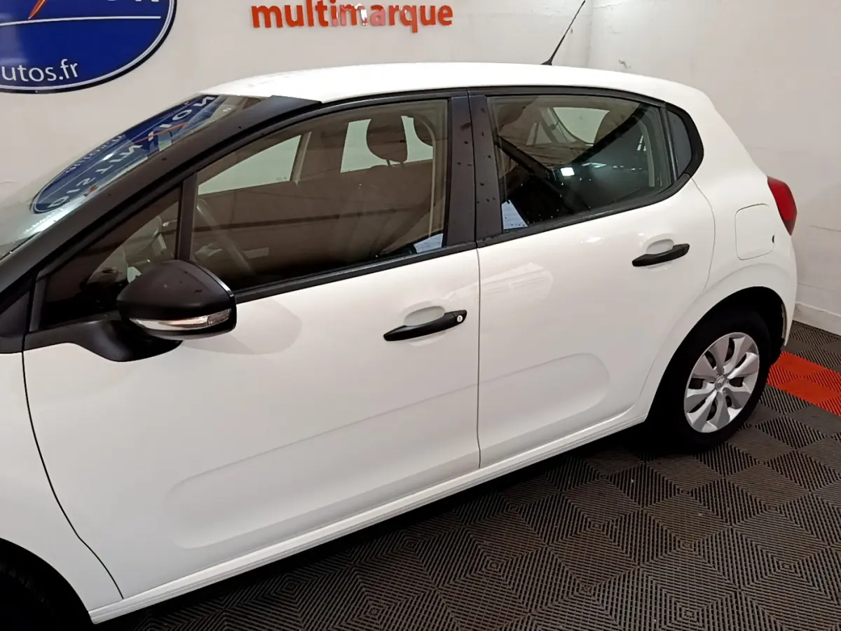 Vue latérale droite d'une Citroën C3 blanche de 2018, avec poignées et rétroviseurs noirs contrastants.