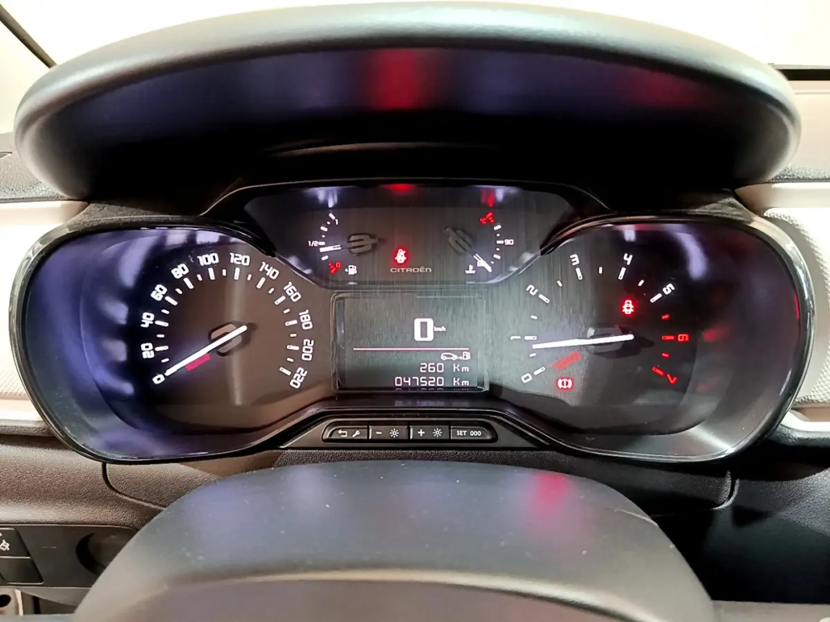 Vue rapprochée du tableau de bord de la Citroën C3 PureTech 68 BVM Live 2018 avec affichage numérique et compte-tours analogique.