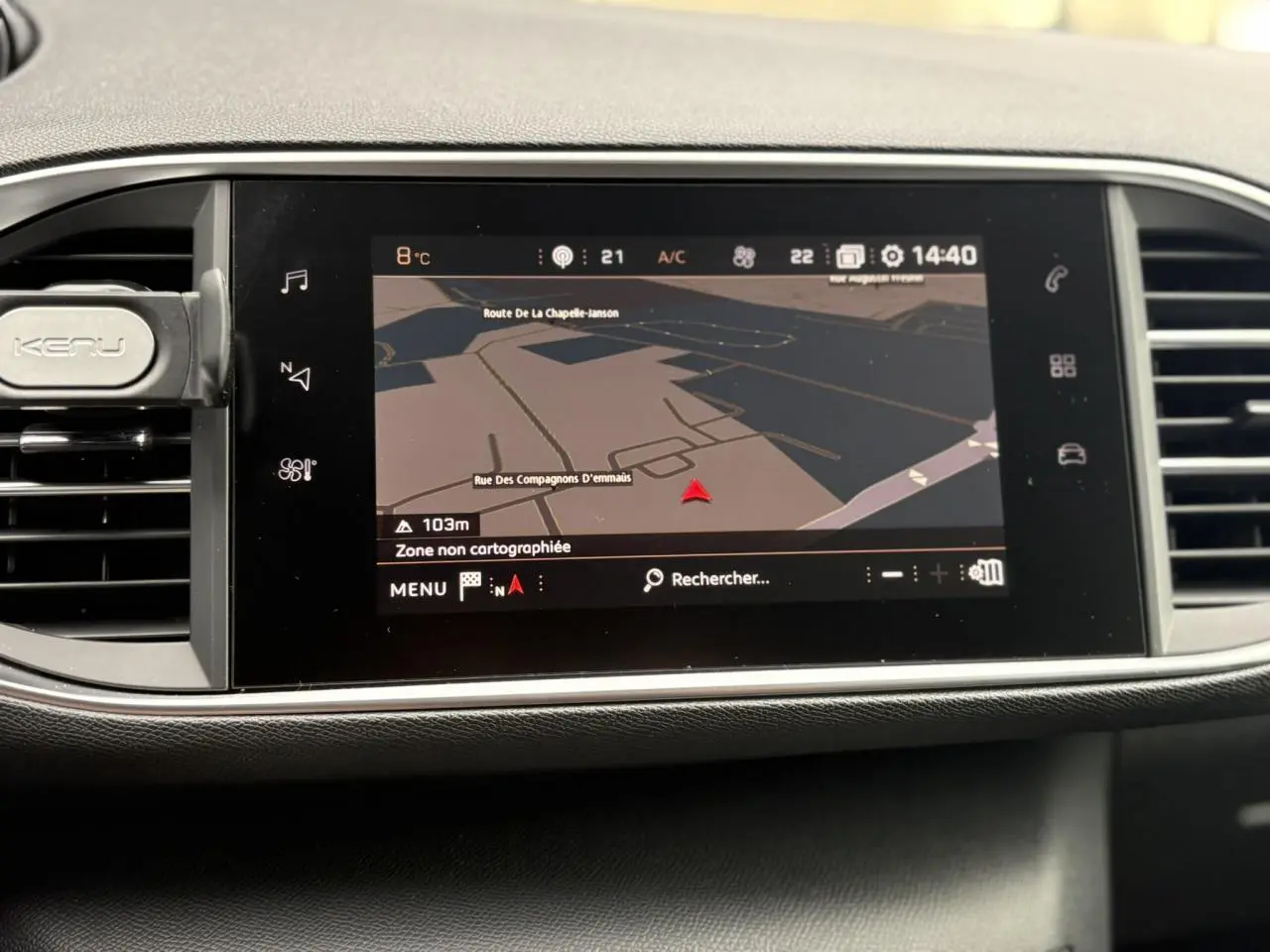 Écran tactile central avec navigation GPS dans l'habitacle d'une Peugeot 308 blanc nacré de 2019