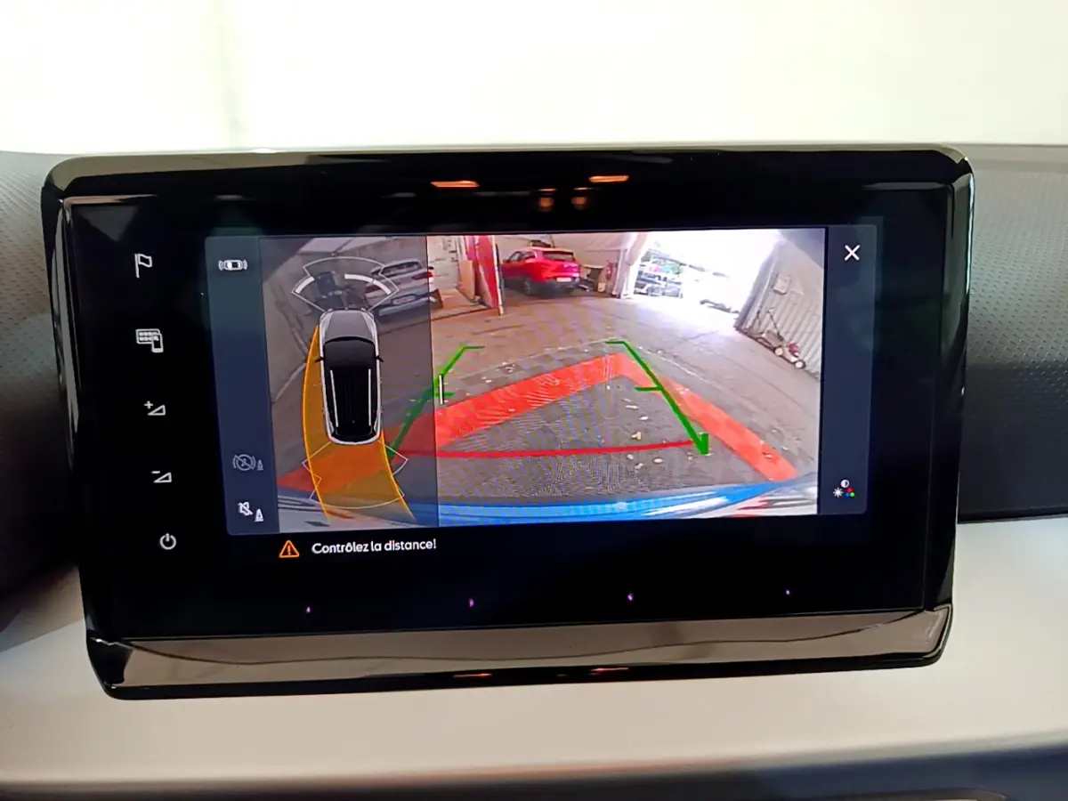 Écran tactile affichant la caméra de recul et vue 360° du véhicule bleu SEAT Arona en stationnement.