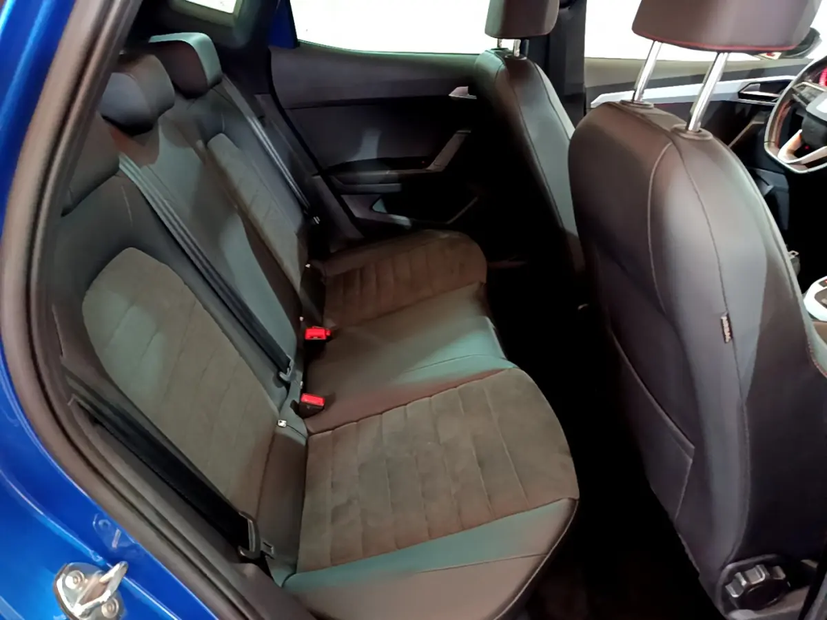 Vue intérieure côté gauche sur la banquette arrière en tissu et cuir du SEAT Arona bleu 2022 finition FR.