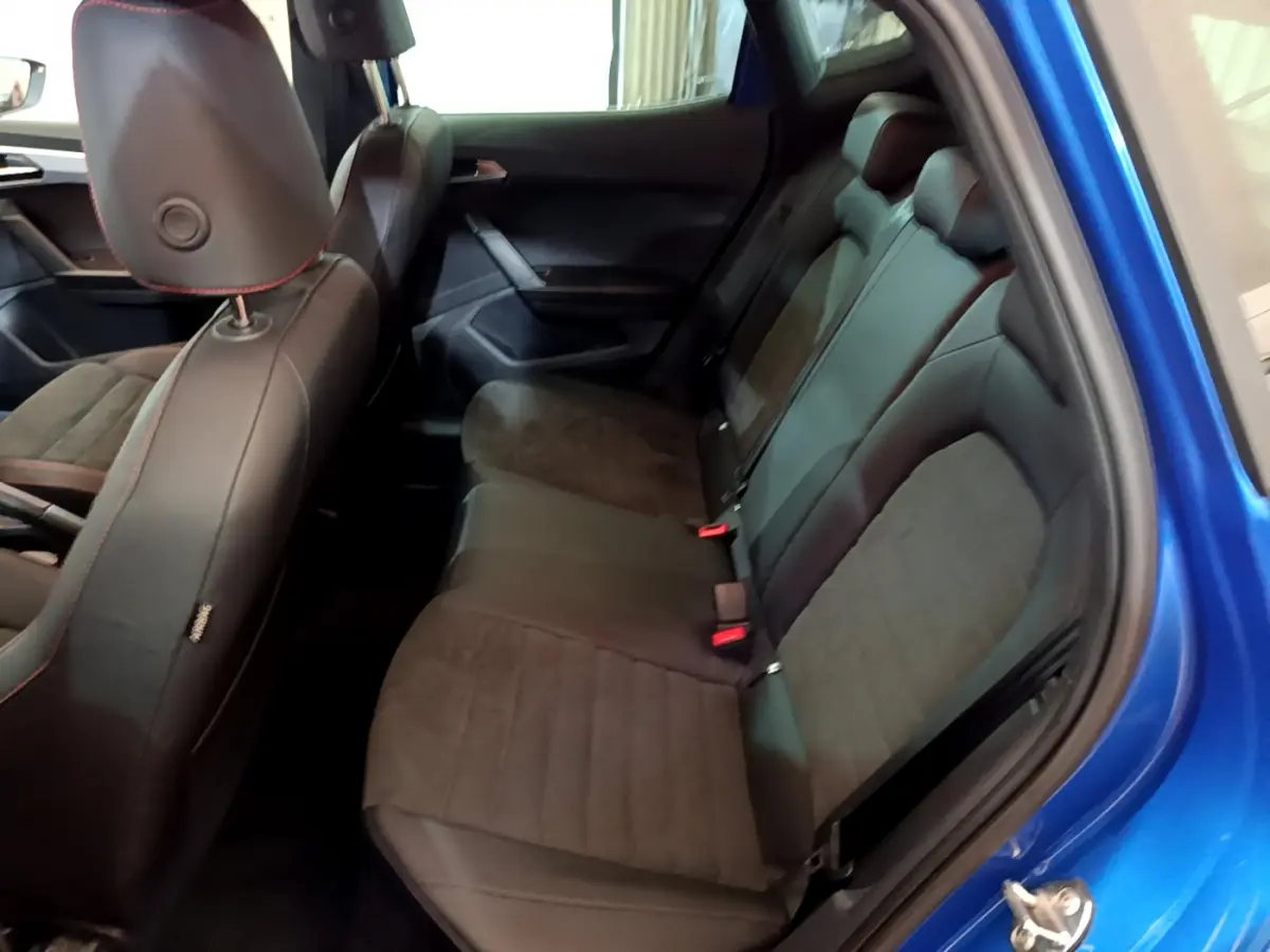 Vue intérieure côté droit sur la banquette arrière en cuir noir du SEAT Arona bleu 2022 finition FR.