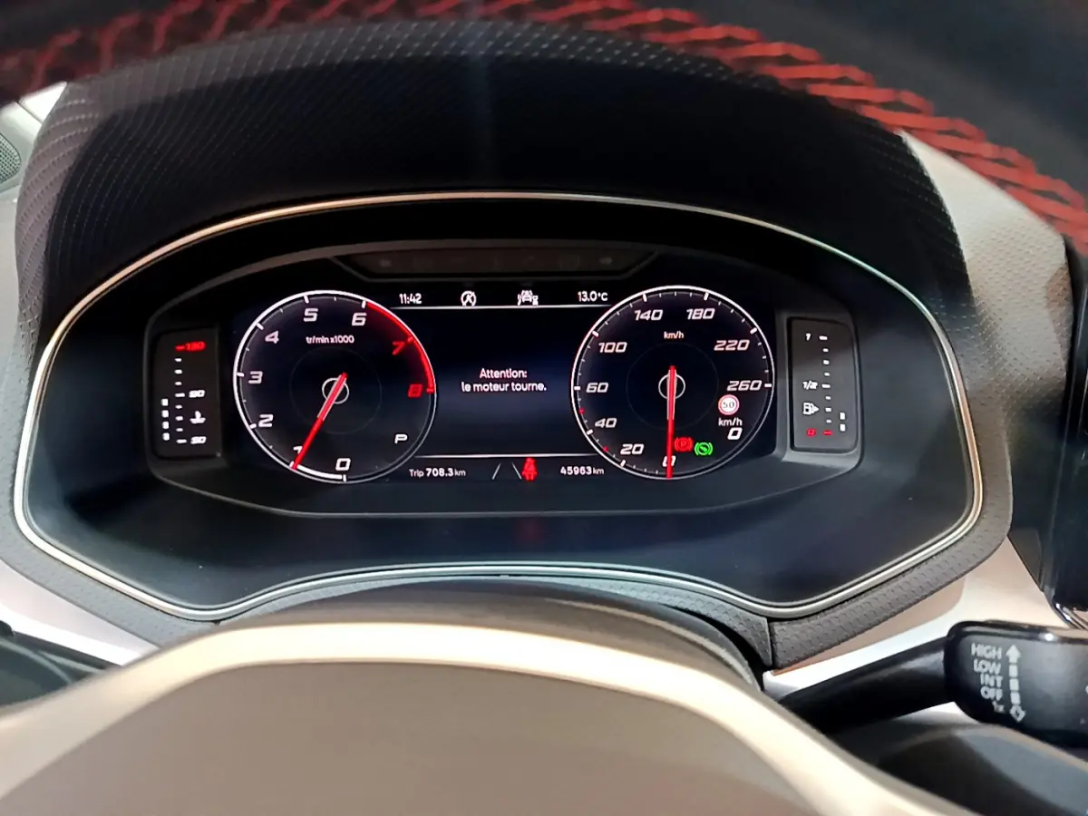 Tableau de bord numérique de la SEAT Arona 2022, affichage 10 pouces avec compte-tours et vitesse en km/h.