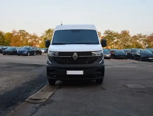 Vue de face d’un utilitaire Renault Master blanc avec calandre noire et logo Renault bien visible.